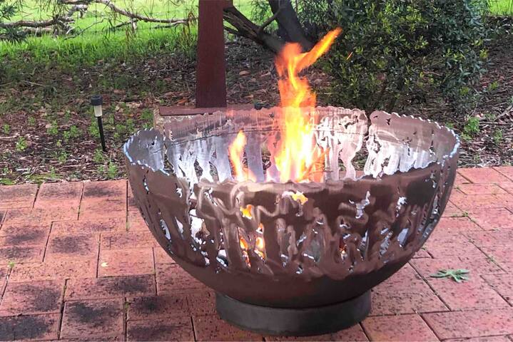 Country House with gardens,paddocks and dam. gallery image 5