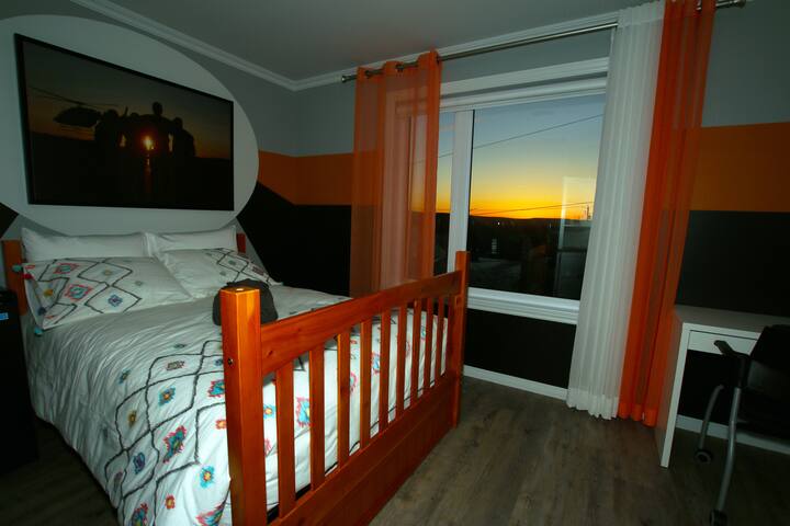 Alien Canada Room "Sunset"