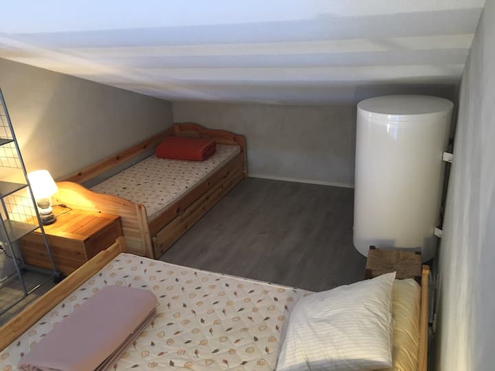 夹层，配备1张双人床（ 140 x 190 ）和1张或2人拉出式沙发