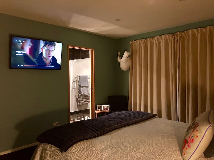 главна спална соба со сопствена бања