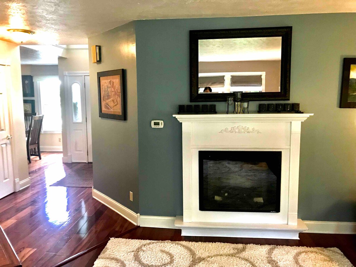 Peaceful country home & pool near DePauw