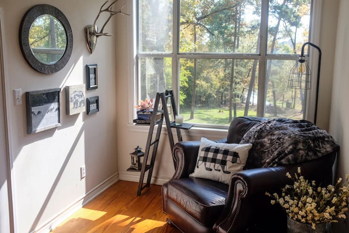 มุมอ่านหนังสือในห้องนอนชั้นบน 