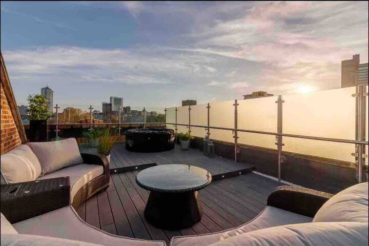 Swan Street Townhouse(Slps23) Roof Terrace hot tub gallery image 3