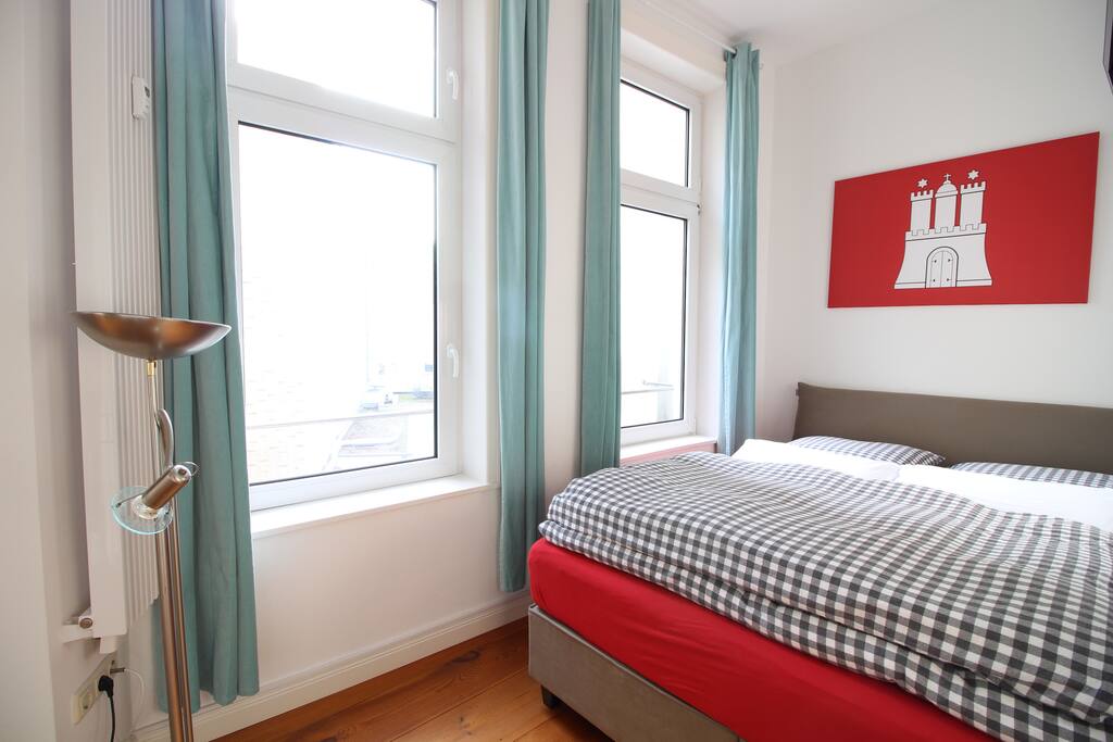 Gemütliches Bett und frische Handtücher / Cozy bed and fresh towels