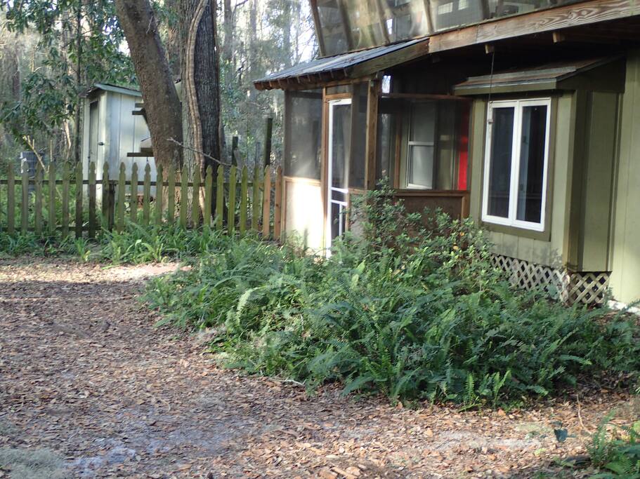 Private entrance with a fenced yard