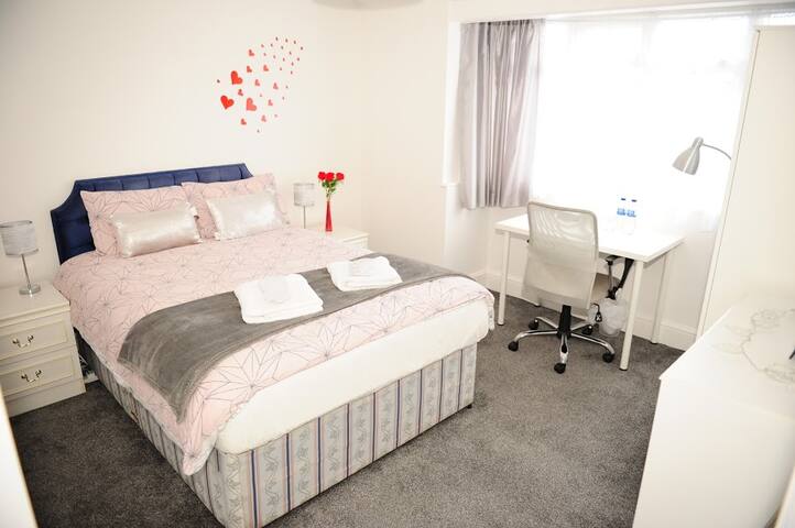 #4 Room on Abingdon Rd*self check-in, breakfast*#4