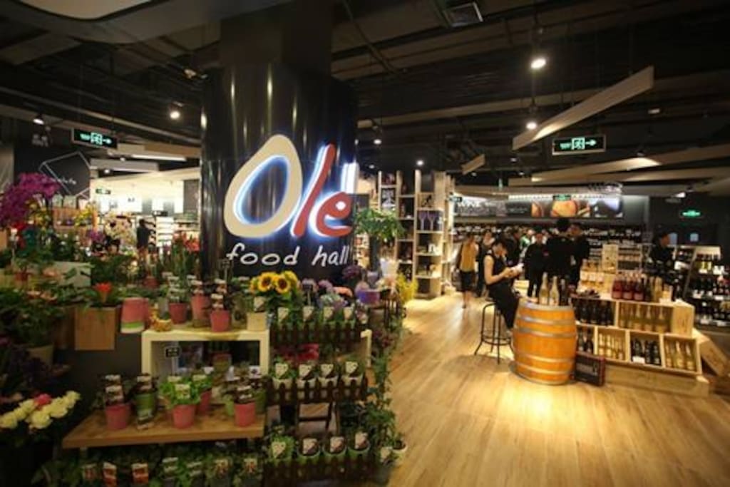 Olé Grocery store offers great value at affordable prices. (6 min walk)几分钟步行可以达到附近的国际超市。