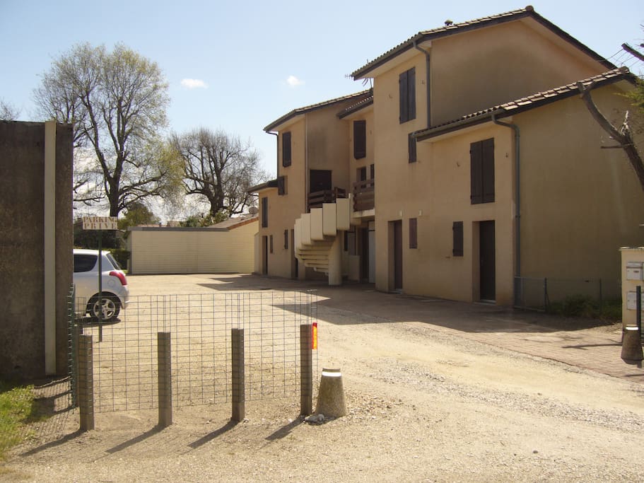 Petite copropriété de 9 logements avec place de parking