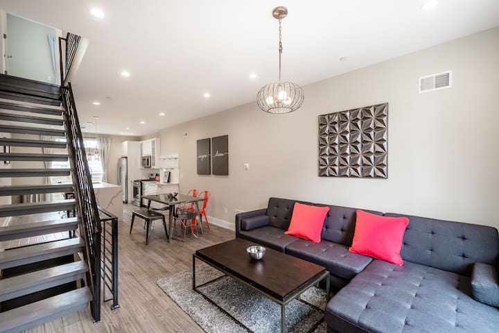 Stylish 4BD Townhouse /w SPA and a Private Deck