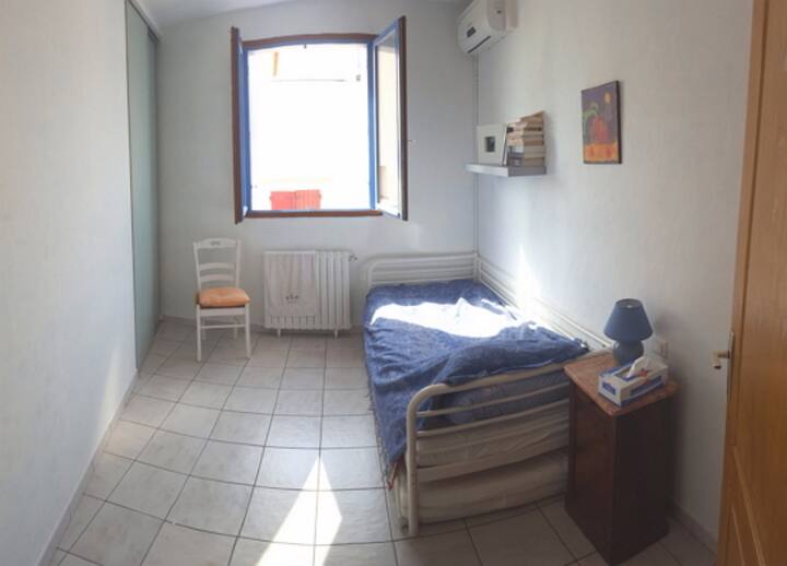 Ოთახი №1 2 ერთადგილიანი საწოლით (90x200) და მე-2 სართულზე მდებარე კარადით. Თუ თეთრეულის ზომა არ გაქვთ, ადგილზე საგანგებო ვითარებაა:)