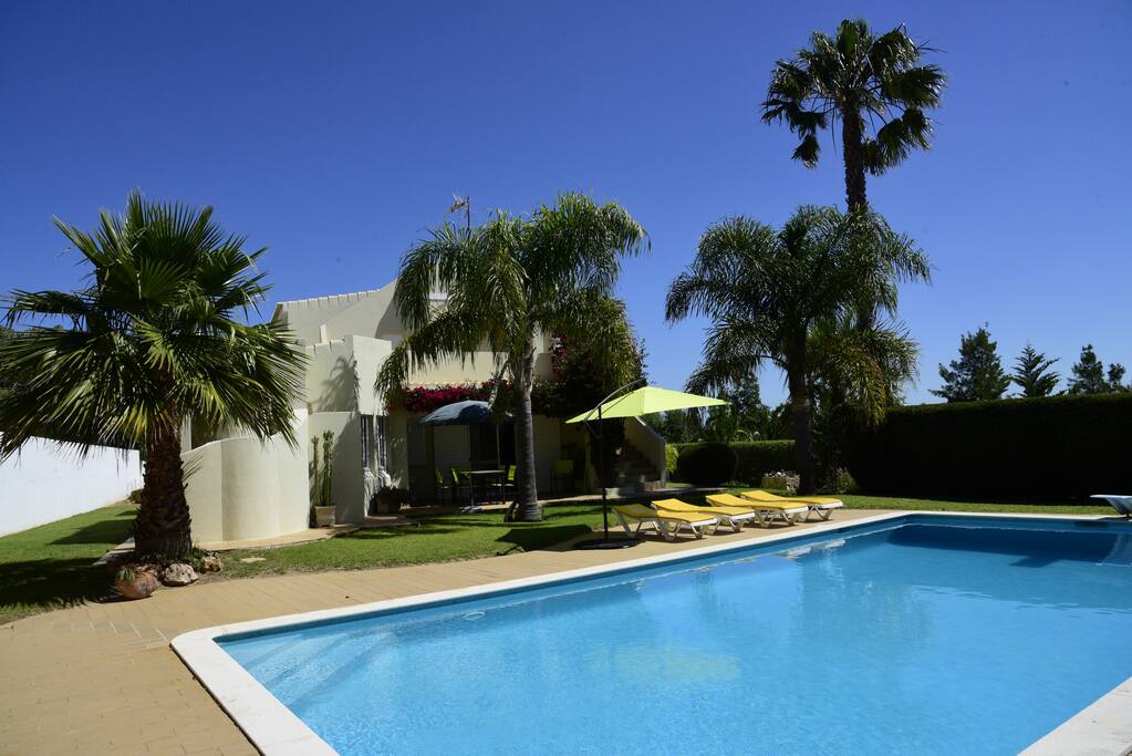 Piscina e jardim