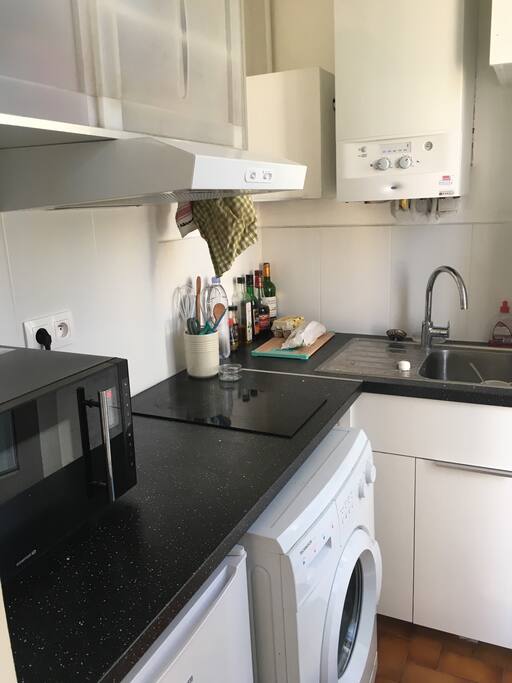 Cuisine équipée (lave-linge, frigo, four micro-onde, plaques)
