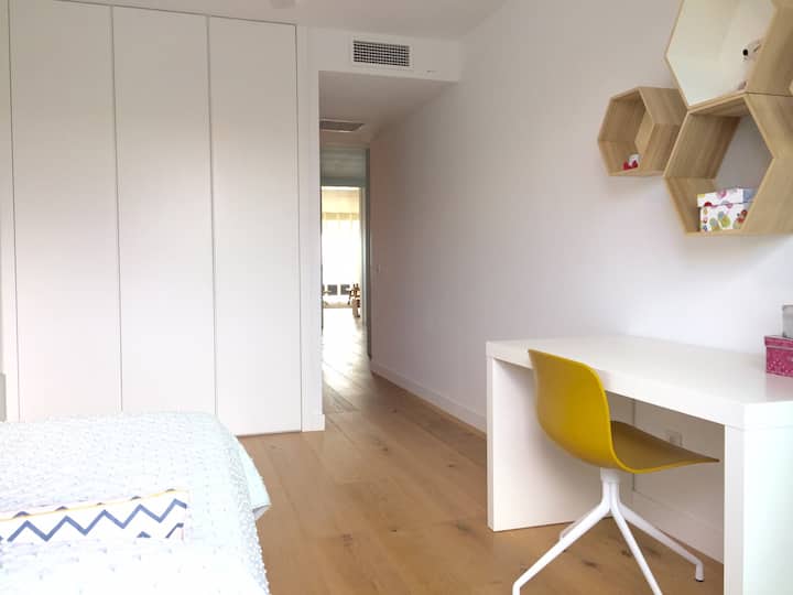 Спалня 1 с двойно легло 105 см и 80 см малко детско легло