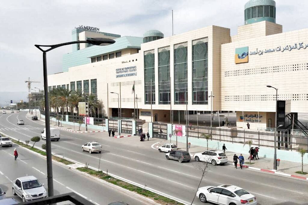 vue depuis la terrasse sur le centre des conventions