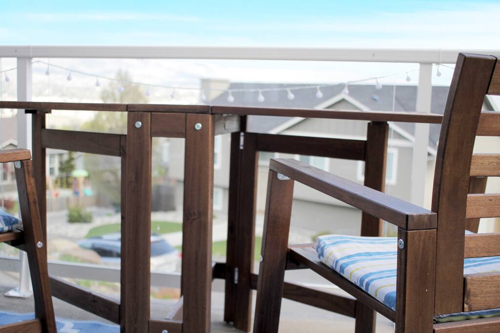 Breakfast patio for two with a view of the Columbia River.
