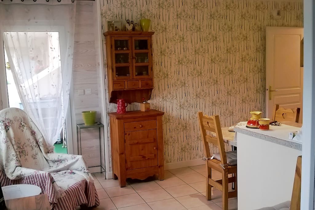 Un aperçu de la pièce commune, cuisine et coté détente