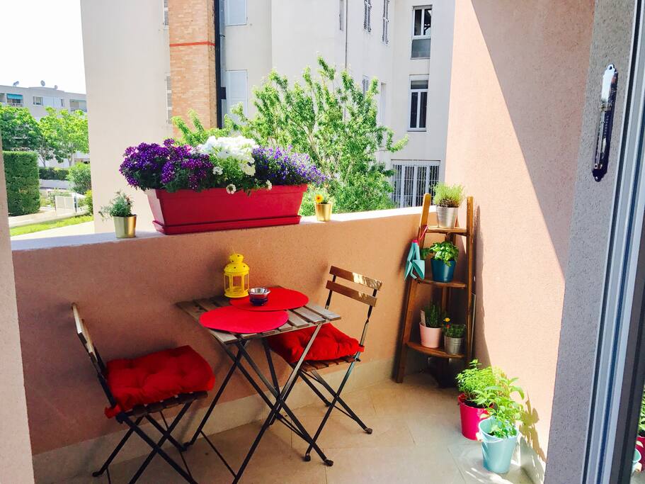 Petite terrasse colorée avec son coin fleurie et plantes aromatiques