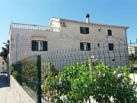 Top performing Airbnb: Apartman AnaTony in Kaštel Štafilić