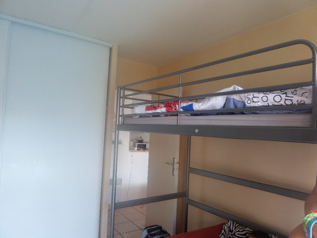 ชั้นลอยในห้องนอน