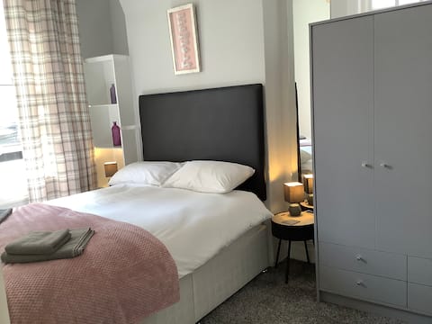 City centre near market APT 89. Adjacent parking