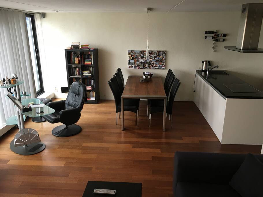 6 person dining table, Laptop workspace, wifi and lots of (Rotterdam) books to read!