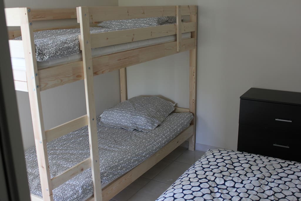 La chambre avec son lit superposé ( Dimension des lits 90 X200 cm)