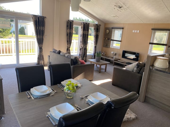 Fantastic 6 Berth Lodge- With Your Own Hot Tub - Towyn
