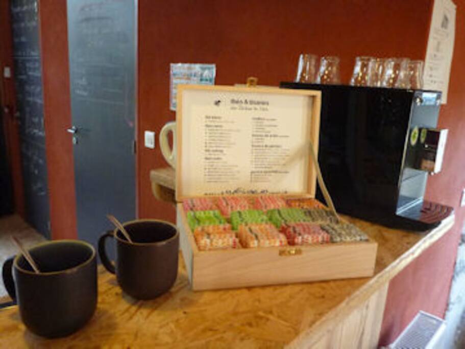 Bar à thé, tisanes et café bio en libre service et participation libre...