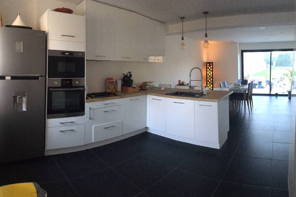 Cuisine équipée - Four, micro ondes, dolce gusto ( cafetière ), bouilloire, grille pain, réfrigérateur...
