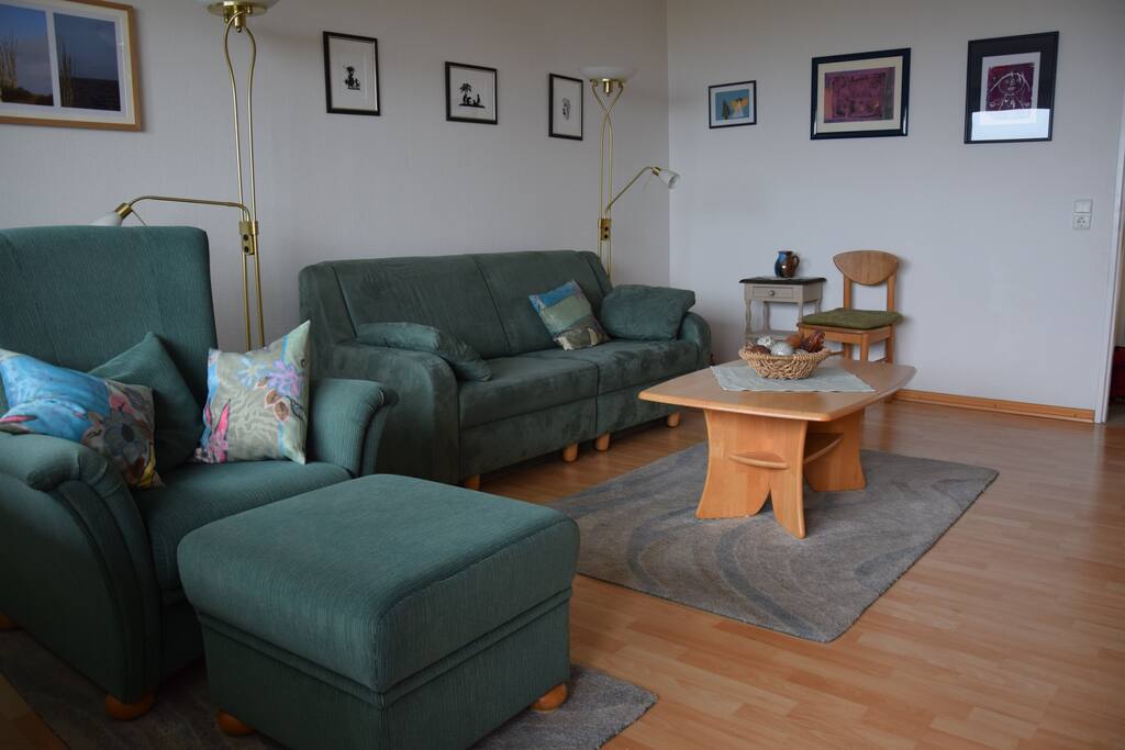 Wohnzimmer mi Ausziehcouch und Fernseher