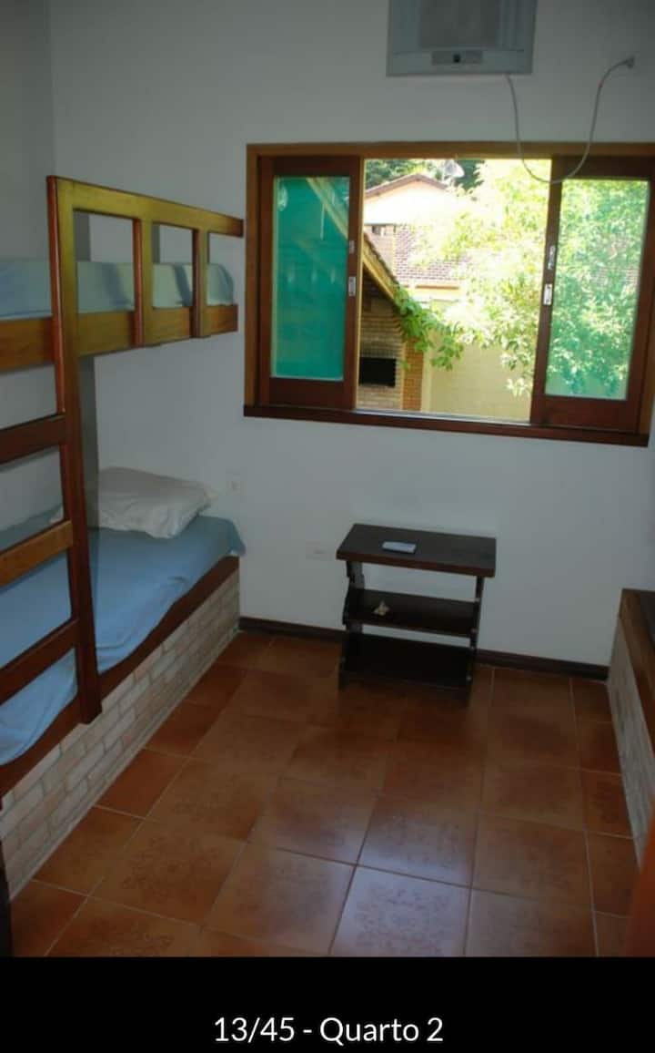 Dhoma 1 me 2 krevate marinarë. 