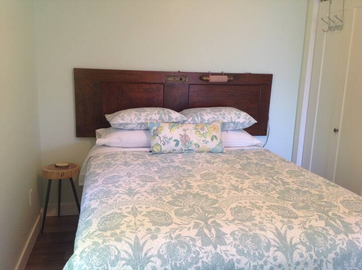 Principal Bedroom - queen side bed 