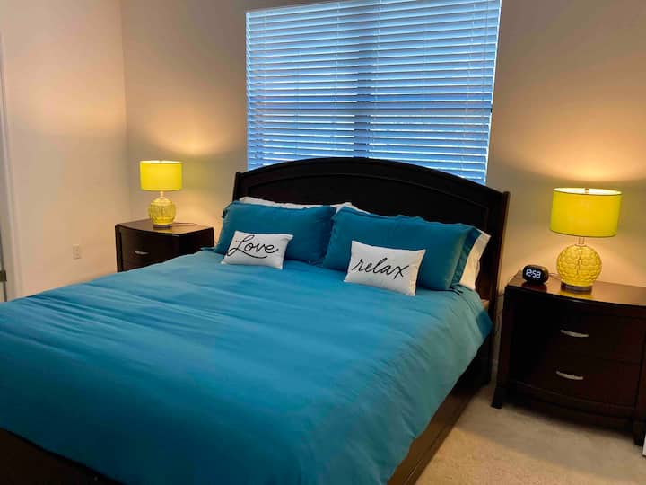 Hlavný apartmán 1 s manželskou posteľou King, komoda, televízor Roku, vlastná kúpeľňa