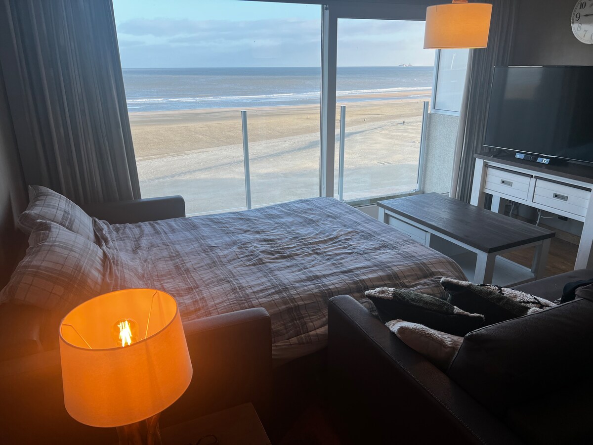 เตียงนอน (140x200) ในห้องนั่งเล่นนอนพร้อมวิวทะเล กรุณานำผ้าปูที่นอนหมอนและผ้าห่มมาเอง