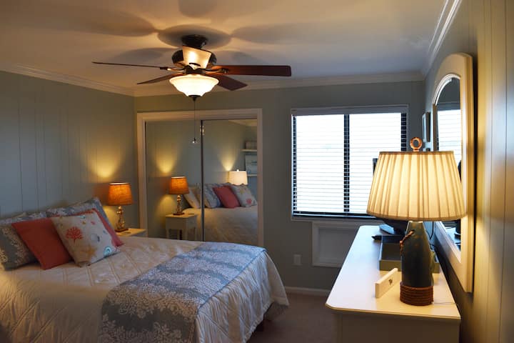 Master slaapkamer met ongelooflijk uitzicht op de oceaan en een eigen badkamer!