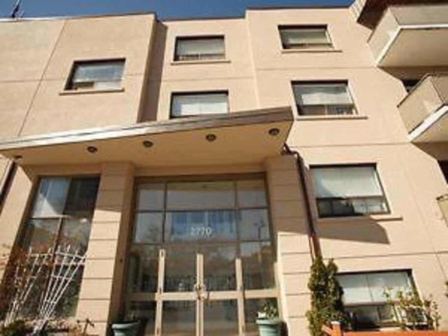 Facade of 2770 Yonge Street - between Eglinton and Lawrence