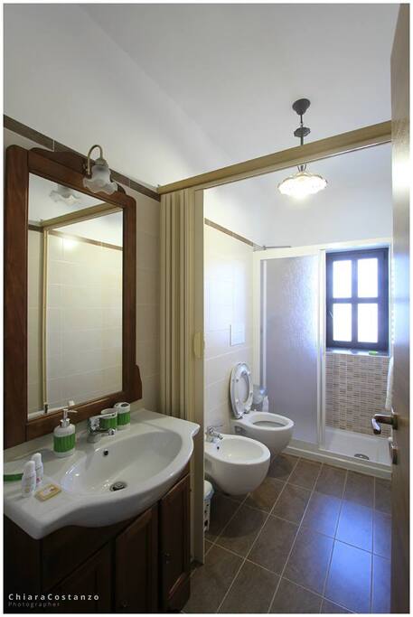 Bagno molto spazioso..