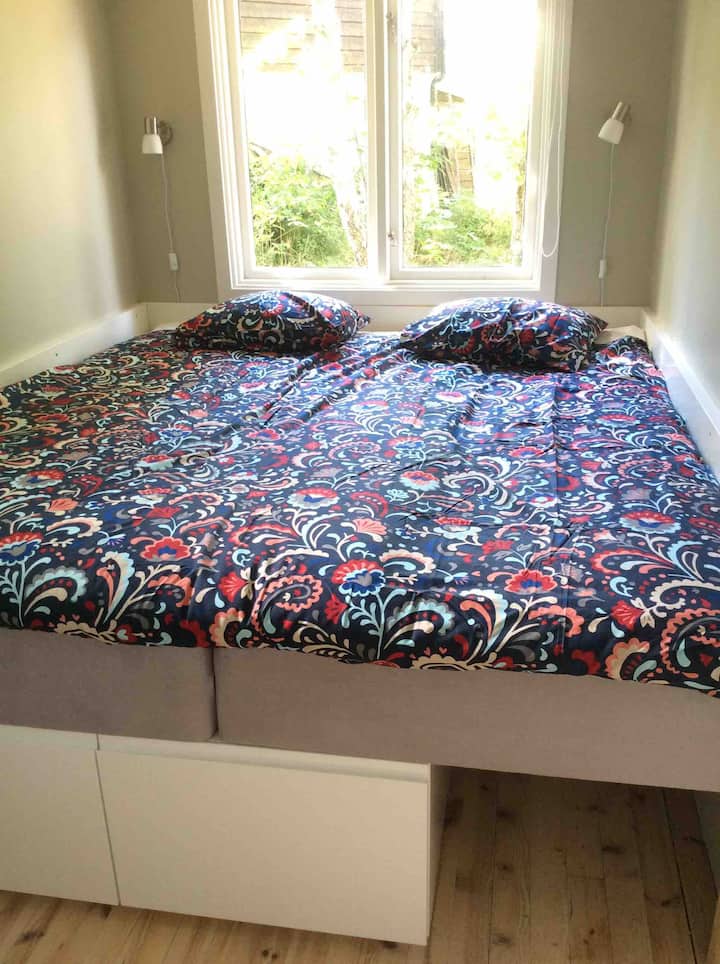 Chumba cha kulala chenye kitanda cha sentimita 180, hifadhi chini