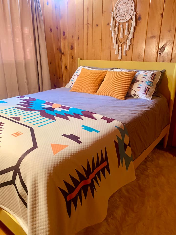 Esta cama tamaño queen está ubicada en el segundo piso principal.