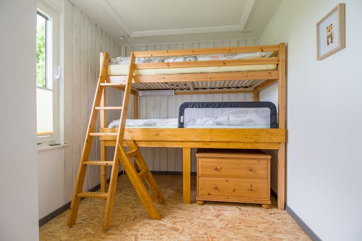 ห้องสำหรับเด็กพร้อมเตียงสองชั้นและการป้องกันเสียงรบกวนสำหรับผู้เข้าพักหนุ่มสาว 