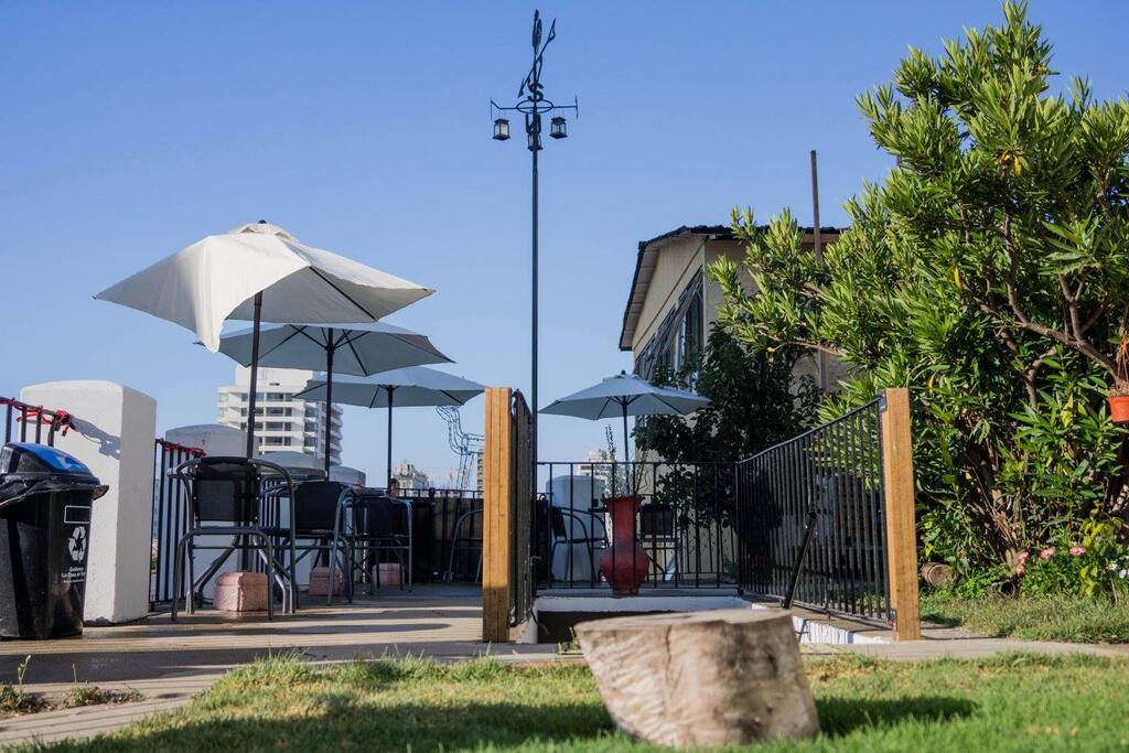 Un lugar particular , con una propuesta de hospedaje que toma lo mejor de un hotel pero en una escala donde las experiencias se abrigan en lo personal y lo propio. es por eso que abre sus puertas High House. un lugar con un espíritu más humano,respetuoso y sencillo, que tiene como desafío diario, el que todos sus huéspedes vivan una cómoda, tranquila y feliz estadía.