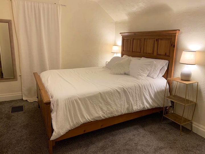 Тексаската спалня №3 е основната спалня с двойно легло, килер и смарт телевизор Roku