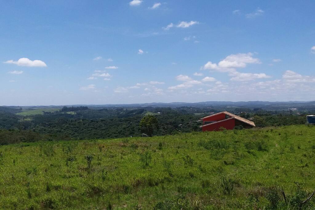 Vista da casa, a partir do Mirante da Pedra, ângulo Leste, ao fundo a Serra do Mar.