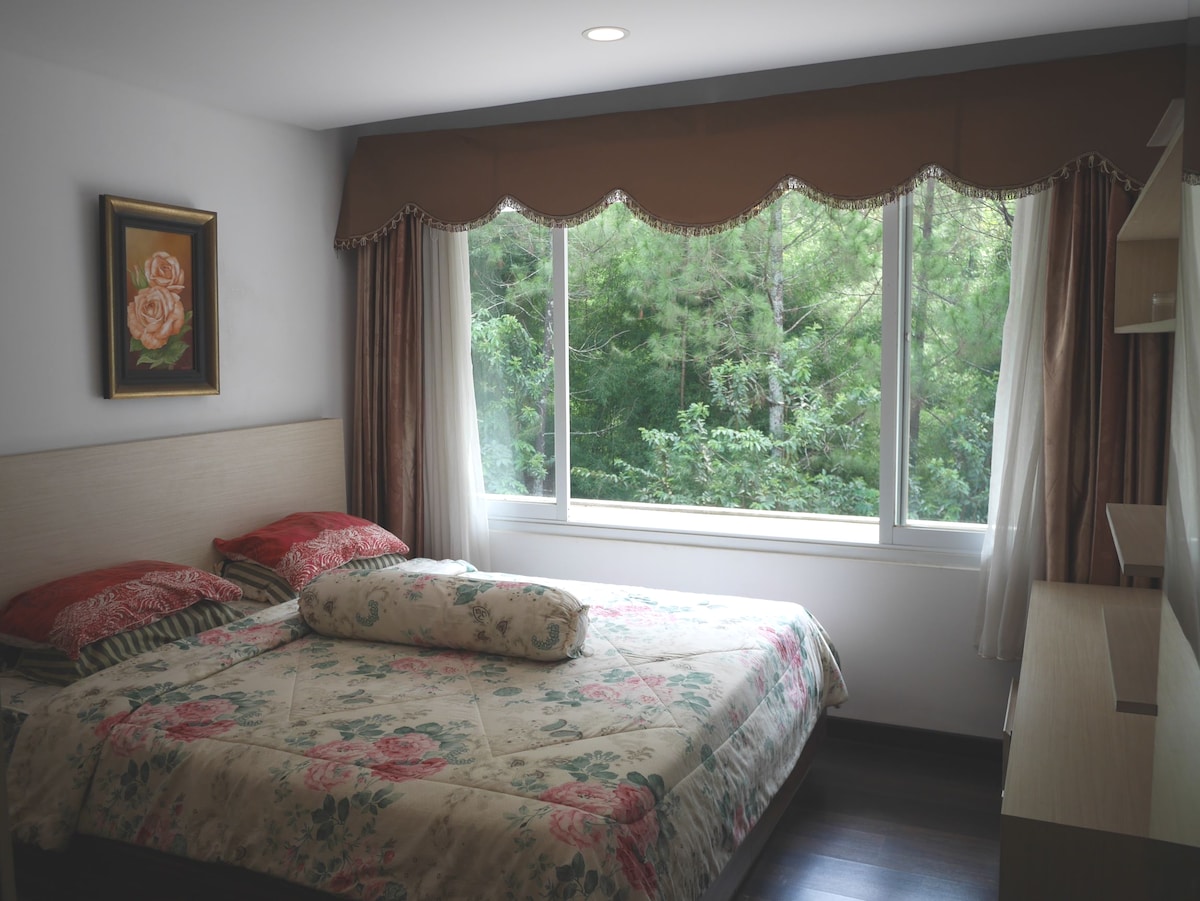 Საძინებელი ზედა პირველ სართულზე.