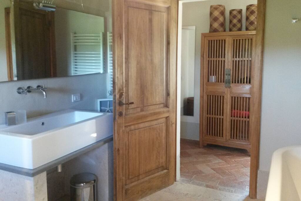 Master bedroom en suite