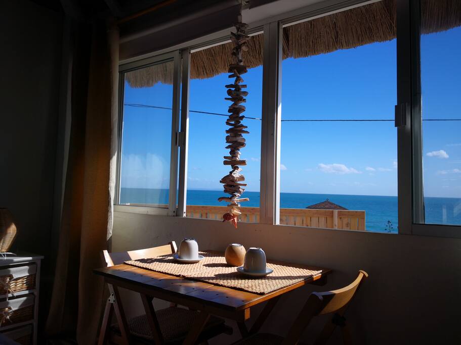 Bungalow Vistamar. Ventana y mesa