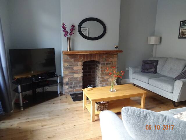 Lovely 2 Bedroom House near Holyrood Park gallery image 2