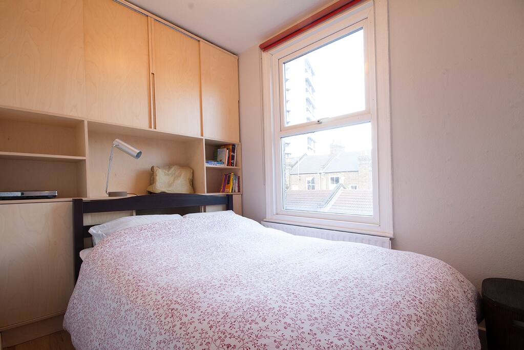 Quiet bedroom overlooking artists yard (including chocolate makers!) out the back