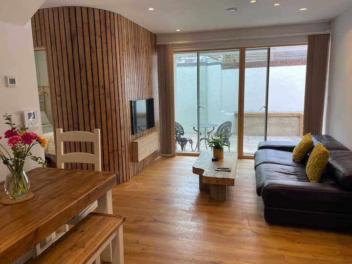 Lovely ground floor self contained apartment Condominiums for Rent in