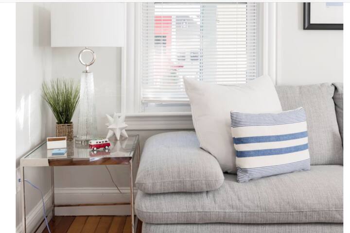 Beautiful Downtown Newport Home w/ 2 parking spots gallery image 5